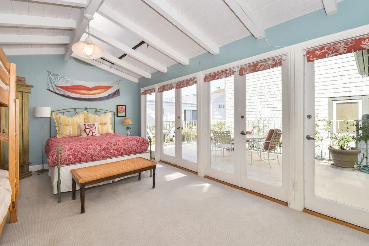 319 Coronado | Newport Bay Cottage w/ Spacious Patio 4