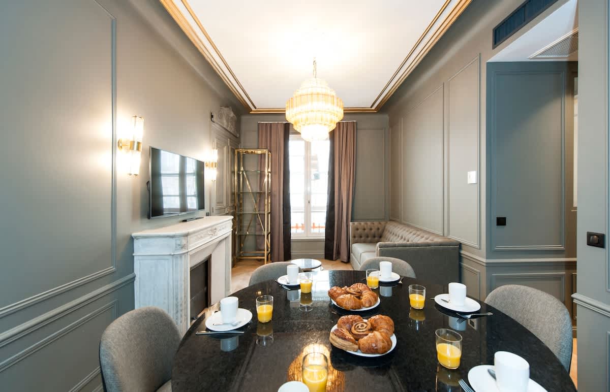 A Luxurious 3-BR apartment in the Champs Elysées — Paris, Île-de-France — vacation rental