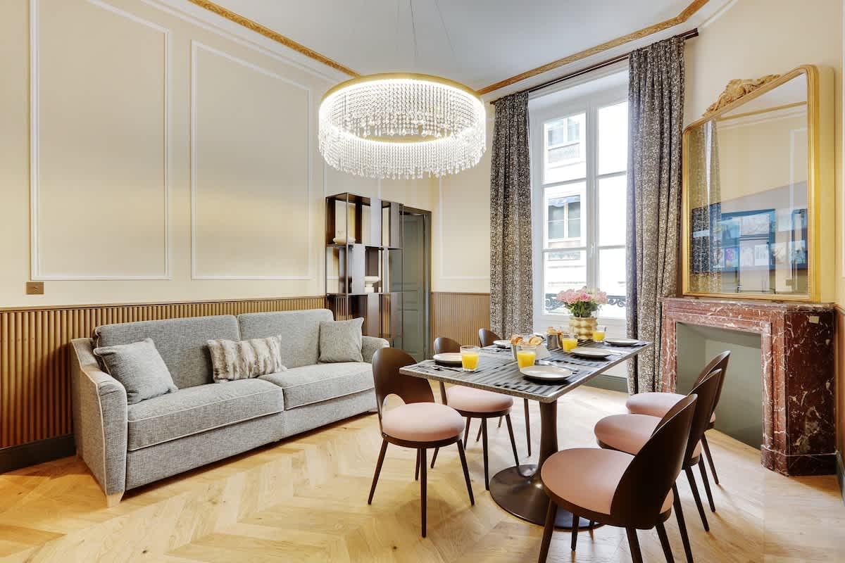A Breathtaking 3-BR/2-BA apt in La Madeleine-Opéra — Paris, Île-de-France — vacation rental