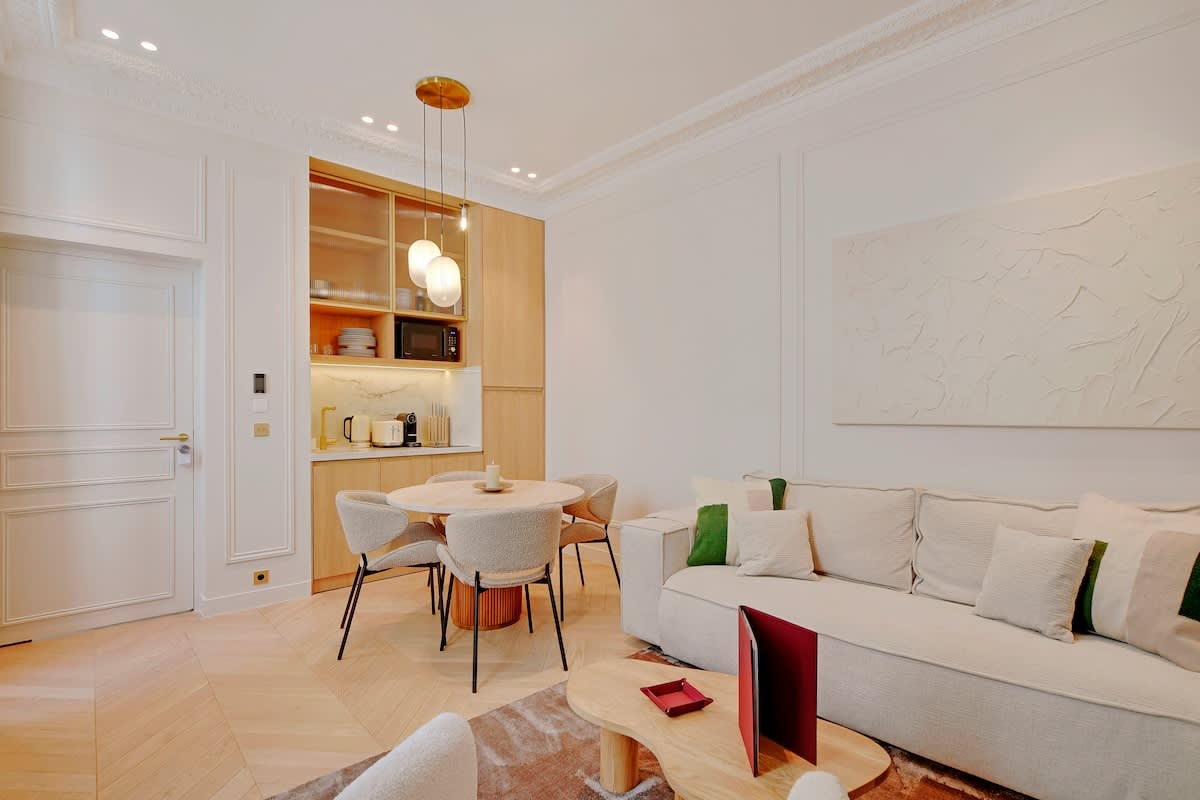 An Elegant 1-BR/1Ba with Services in La Madeleine — Paris, Île-de-France — vacation rental