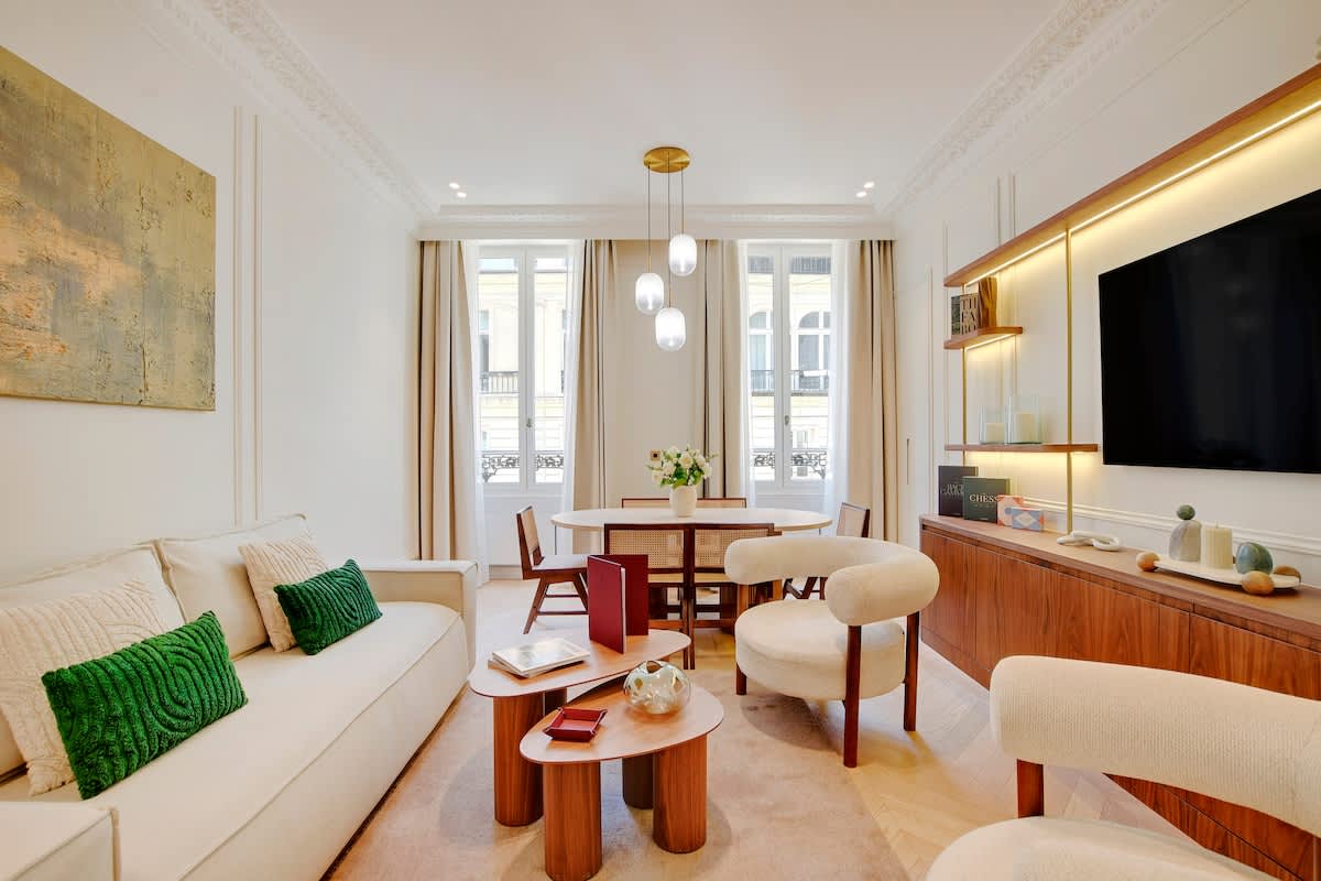 A Luxurious 2-BR/2BA with Services in La Madeleine — Paris, Île-de-France — vacation rental