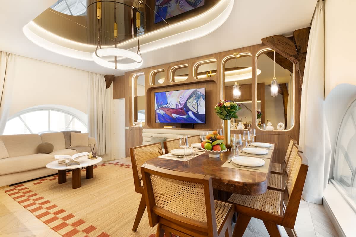 A Radiant 3-BR/2BA in Bourse - Opera