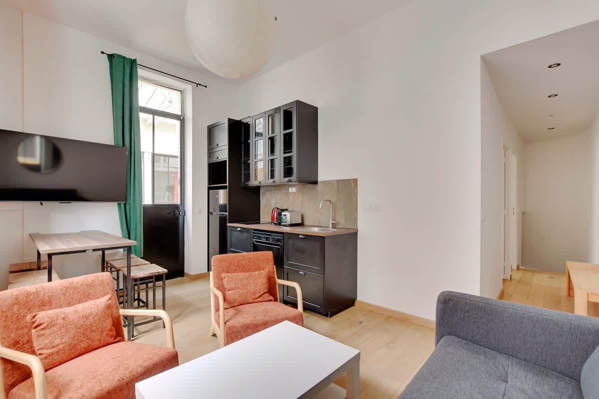 A Charming 2-BR/2BA in Montmartre — Paris, Île-de-France — vacation rental