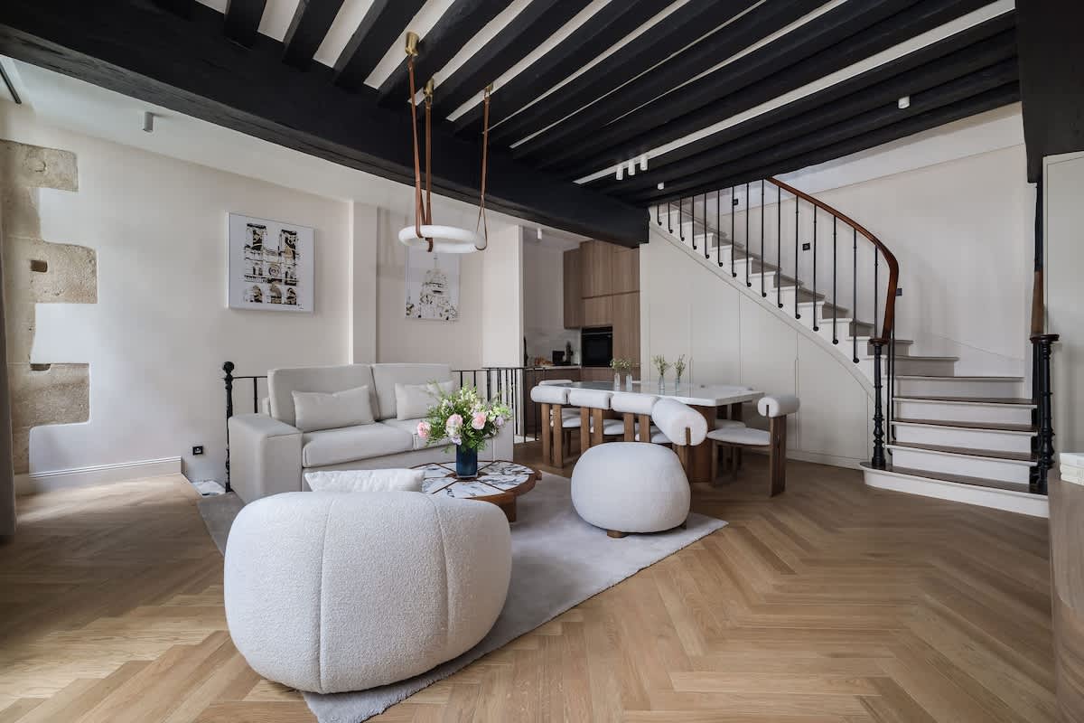 An Exceptional 3-BR/3Ba with Services - Le Marais
