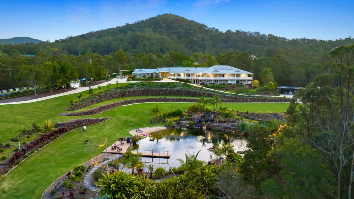 Large Furnished Hinterland Residence – Extended Stay / Corporate Rental — Bonogin, QLD — vacation rental