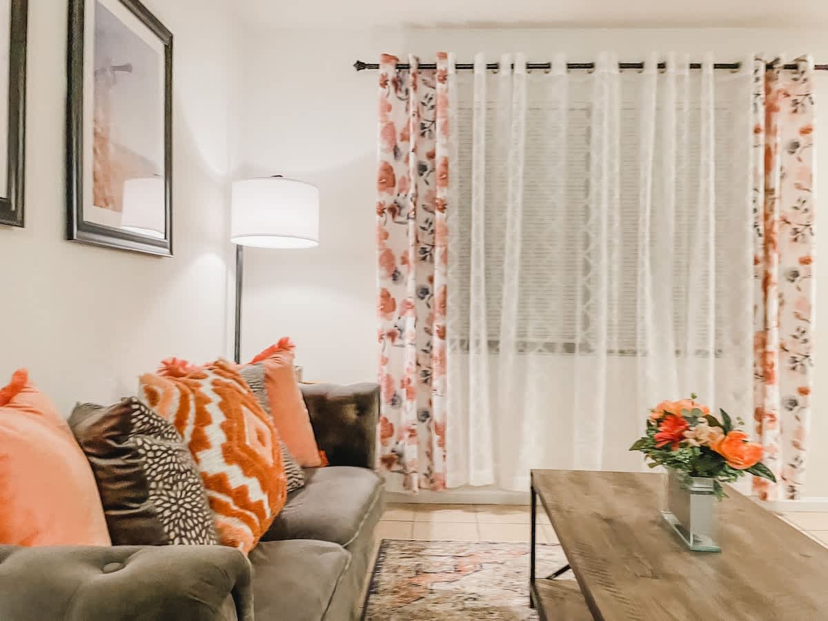 Comfortable Living Area And Full Kitchen - Inviting Retro Escape - 塔拉哈西