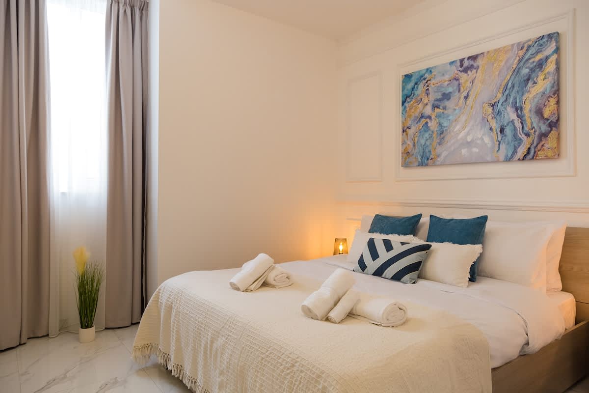Luna Apartment 1 - Designer Apt Maltese Balcony Steps Away From Sea