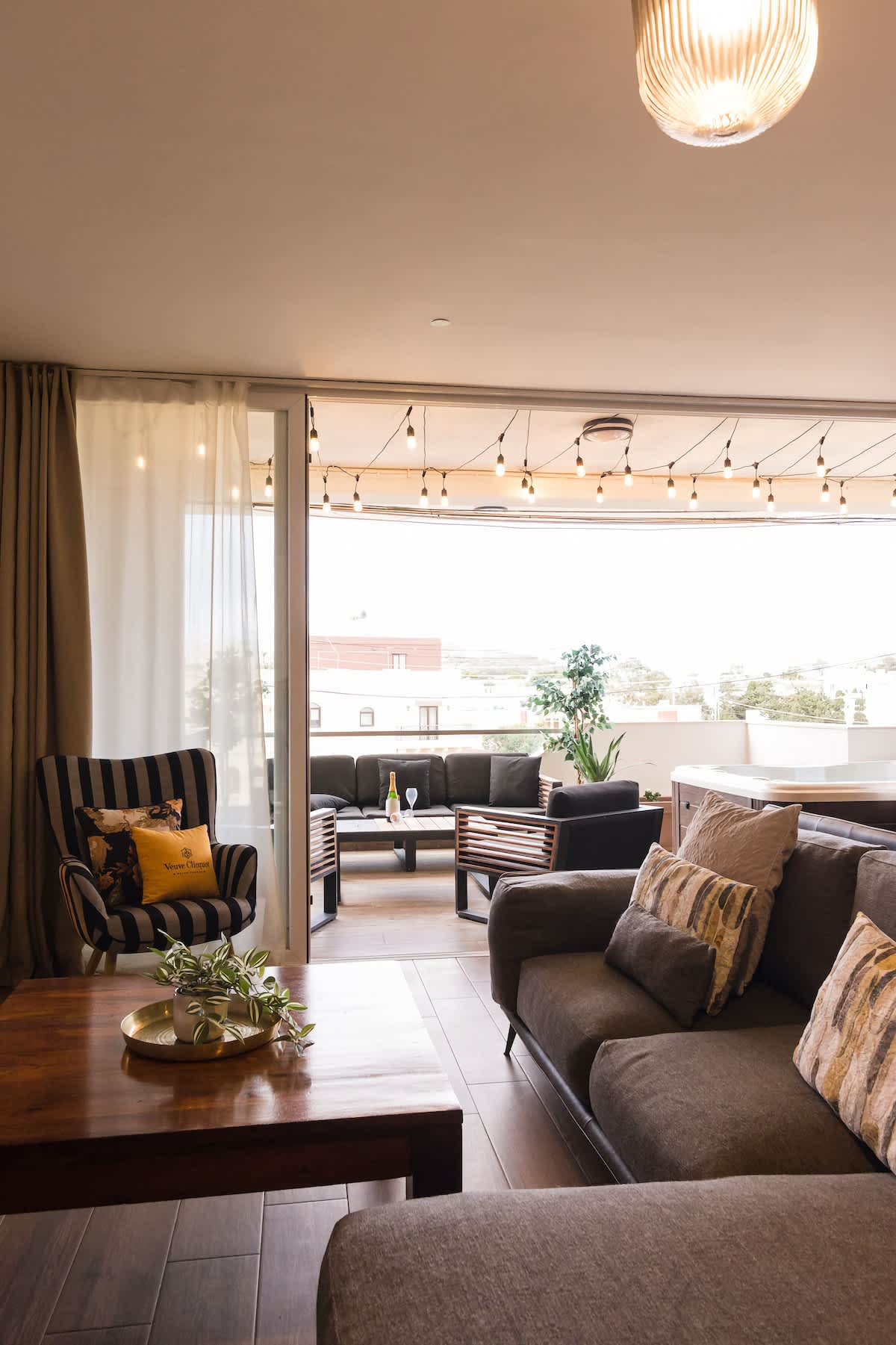 Designer Apt with Jacuzzi Terrace
