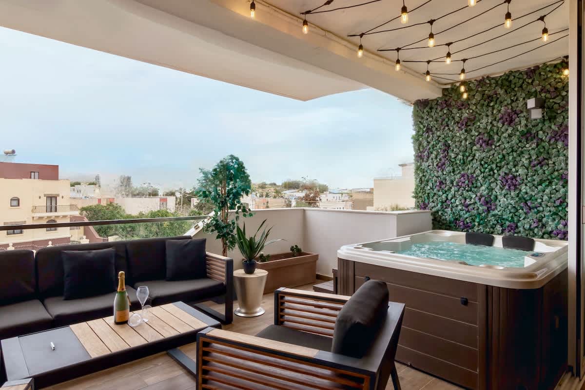 Designer Apt with Jacuzzi Terrace