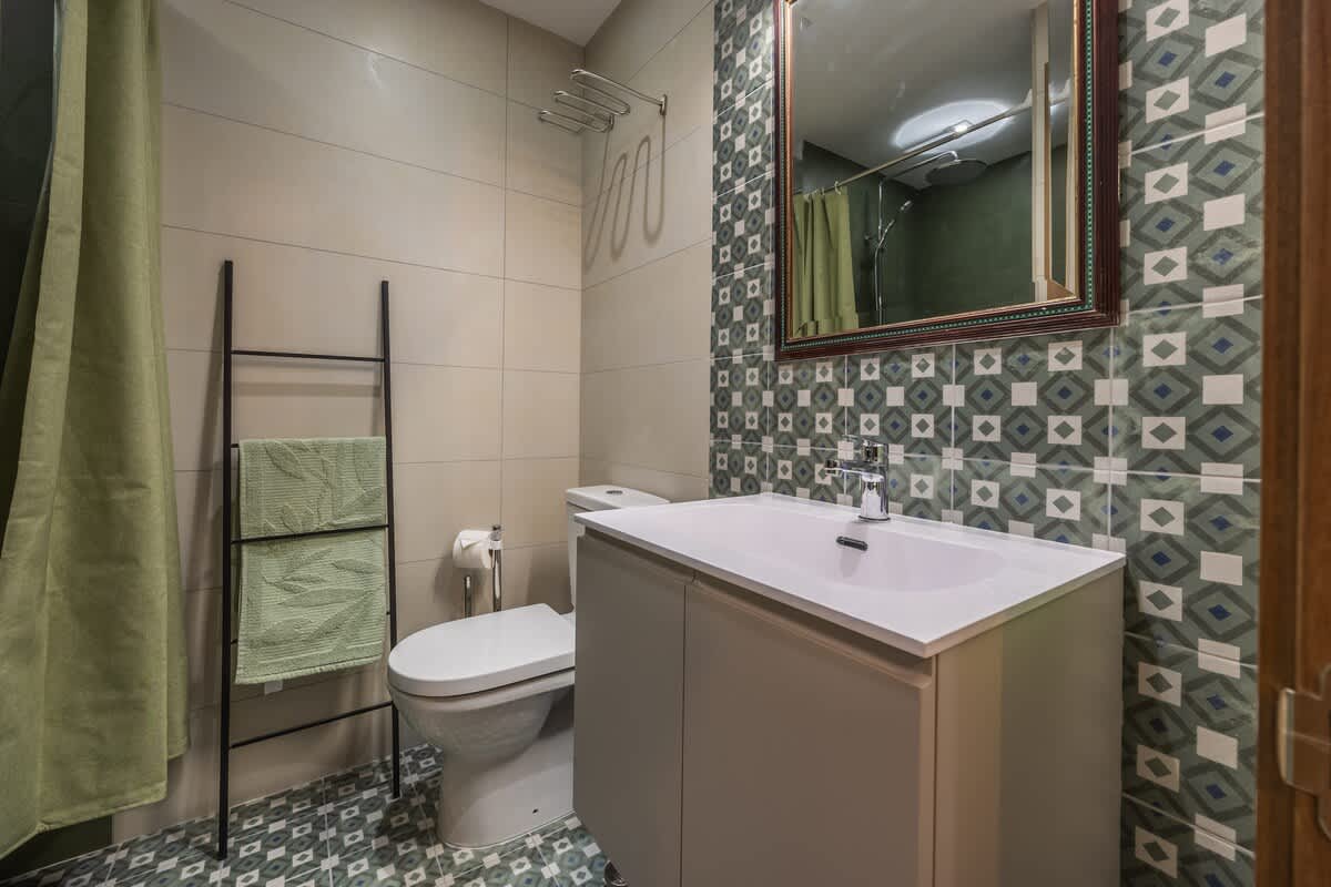 Central Oasis: Near Beach, Private Yard, Free WiFi - Picture 4