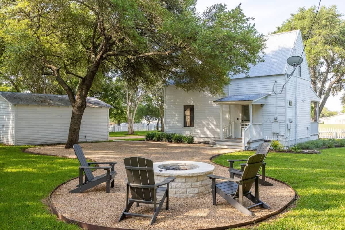 Walk to Wine & Antiques in Round Top | Sleeps 20 — Round Top, TX — vacation rental