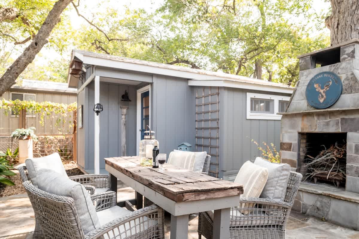 Walk to Town | Fire Pit Nights + Bonus Suite — Fayetteville, TX — vacation rental