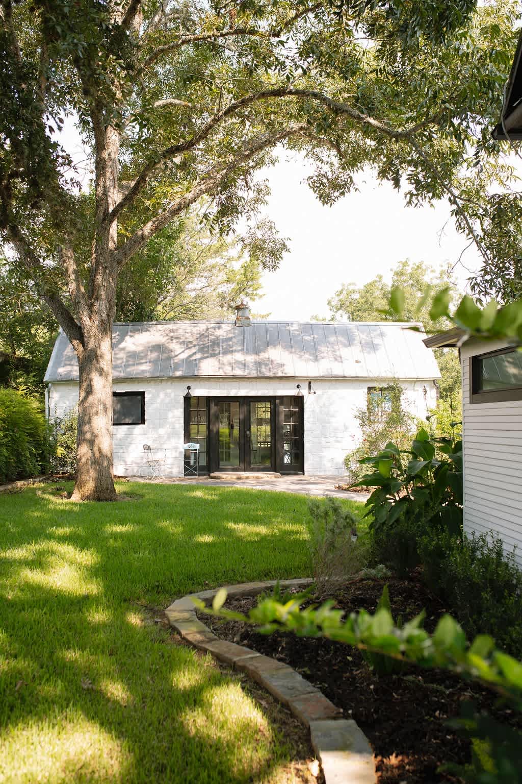 Rabbit Hole Motel-3 Carrot Suite