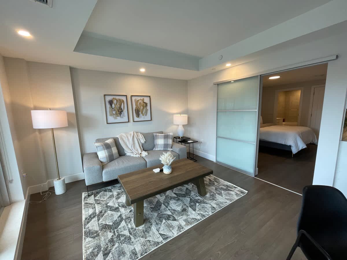 Downtown, bright, cozy & modern 1 Bedroom