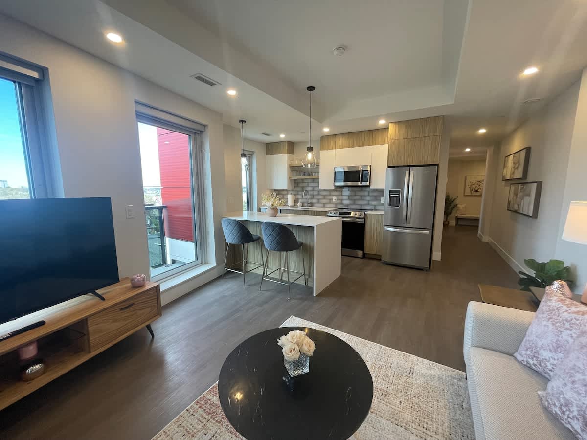 Downtown, Spotless 2 Bed, 2 Bath with 6 appliances