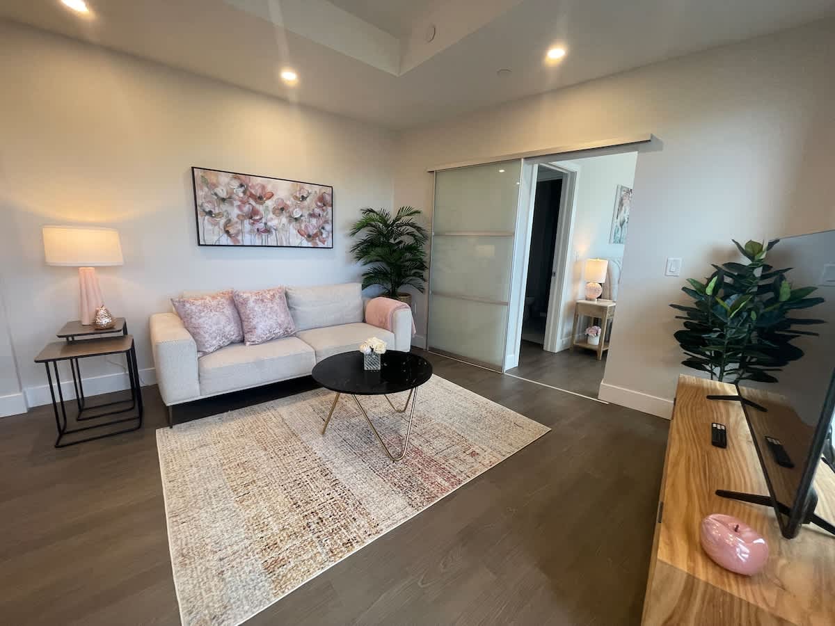 Downtown, Spotless 2 Bed, 2 Bath with 6 appliances