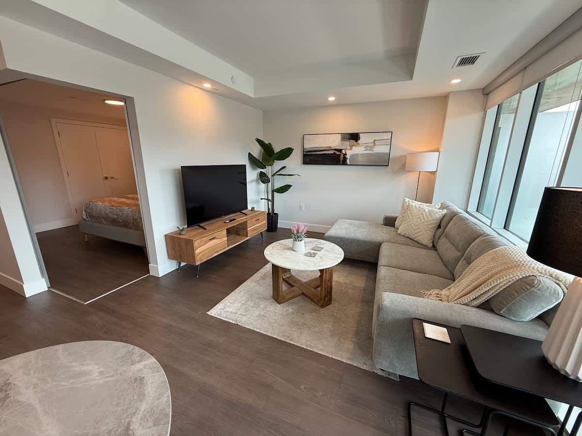 Bright, spotless and modern 1 BR with gym