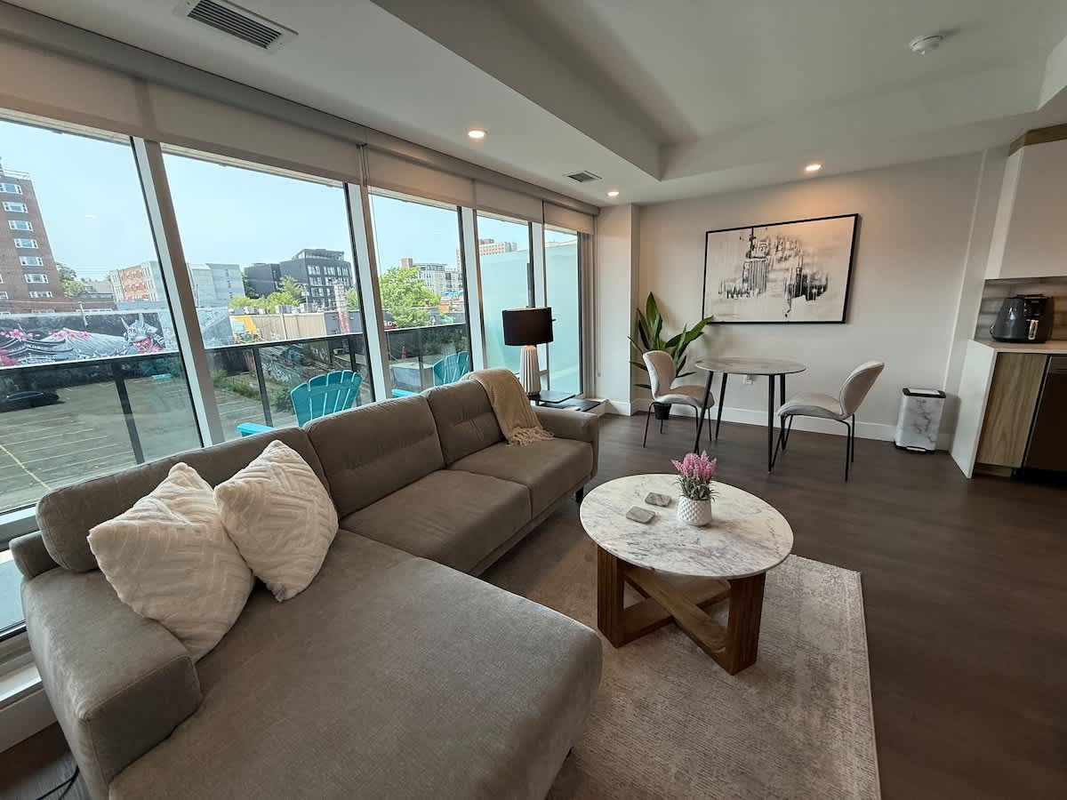 Bright, spotless and modern 1 BR with gym