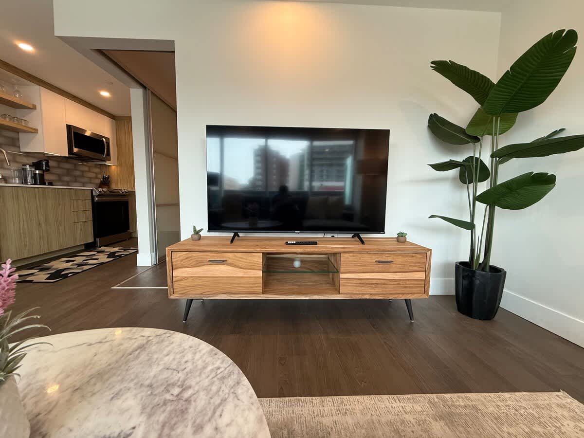 Bright, spotless and modern 1 BR with gym