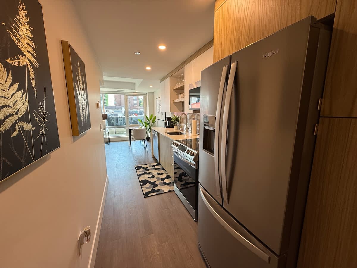 Bright, spotless and modern 1 BR with gym