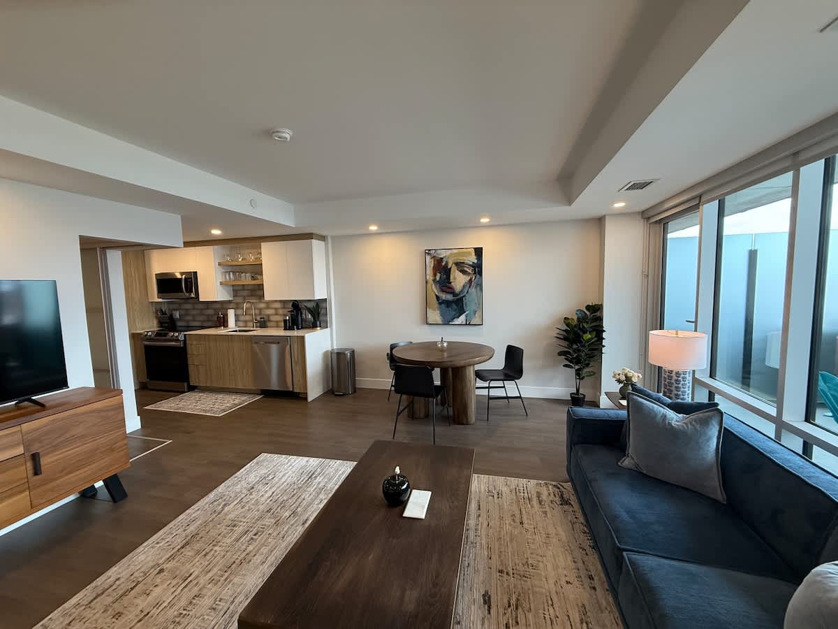 Downtown, Waterfront 1 Bedroom with AC and Gym