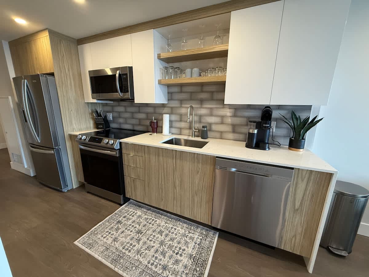 Downtown, Waterfront 1 Bedroom with AC and Gym