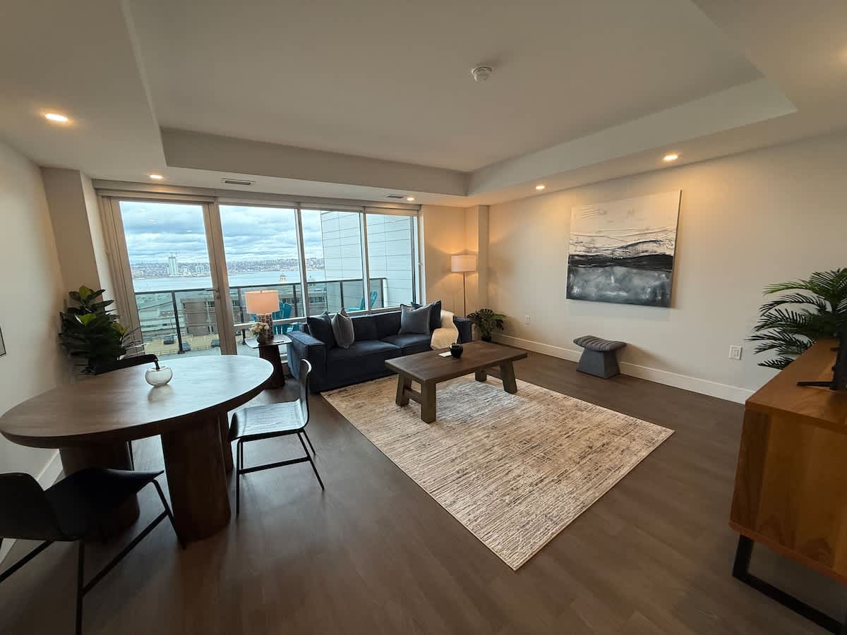 Downtown, Waterfront 1 Bedroom with AC and Gym