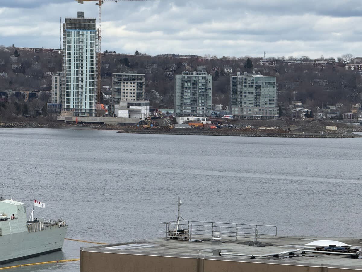 Downtown, Waterfront 1 Bedroom with AC and Gym