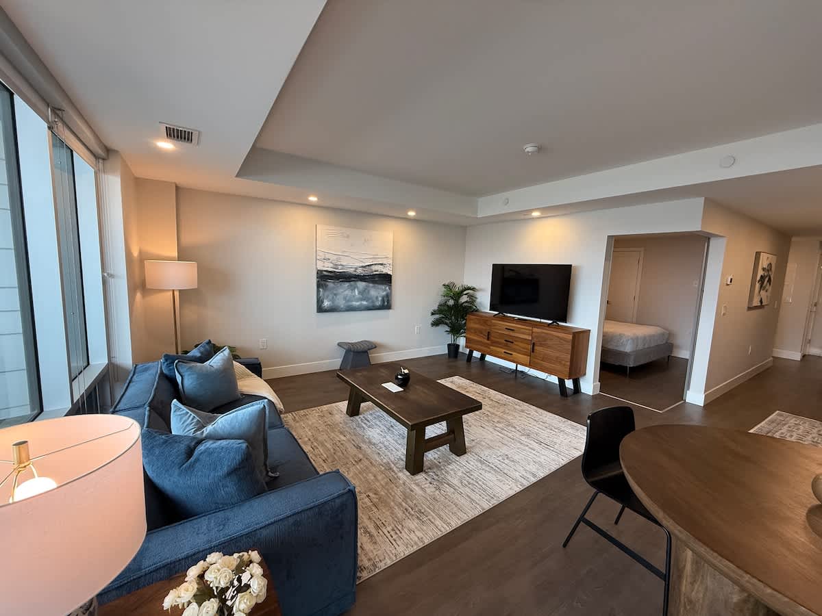 Downtown, Waterfront 1 Bedroom with AC and Gym