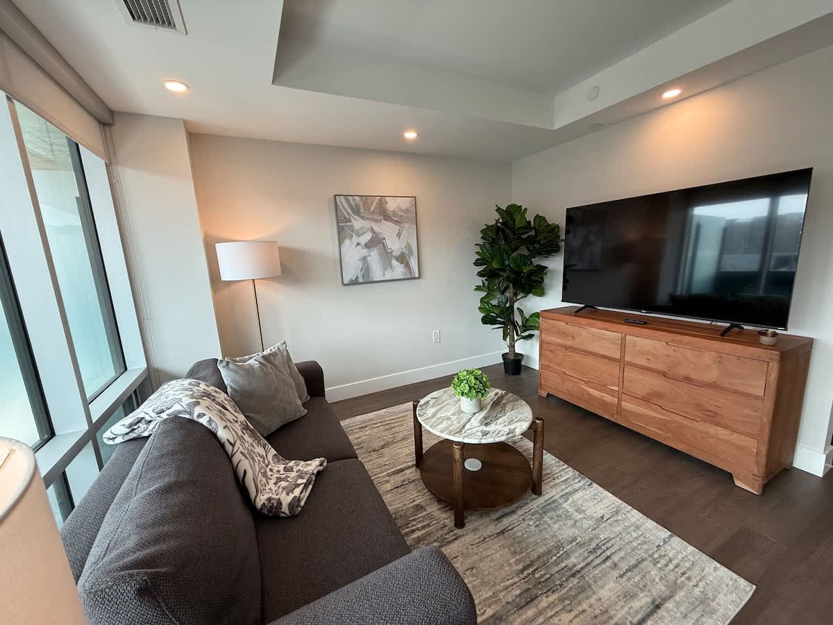 Modern & spotless 1 BR downtown with 6 appliances