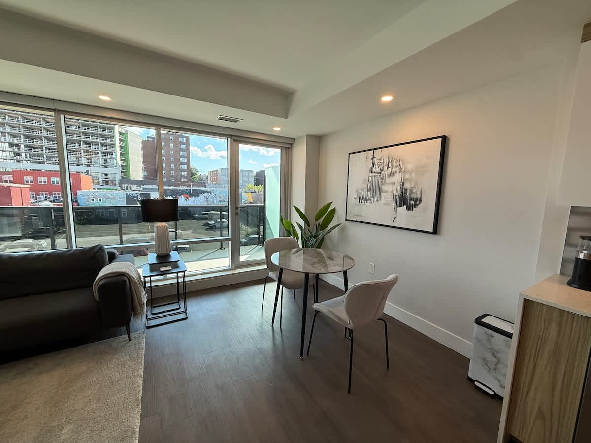 Modern & spotless 1 BR downtown with 6 appliances