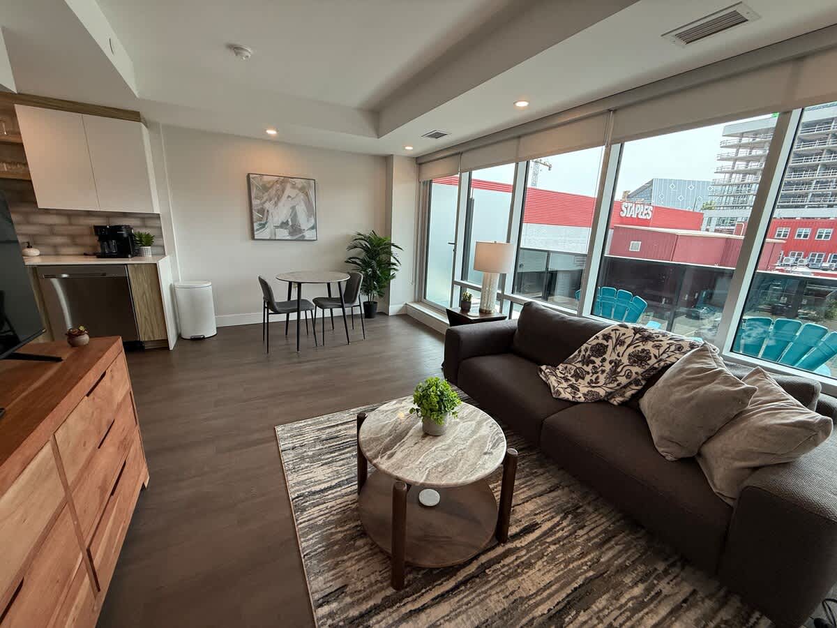 Modern & spotless 1 BR downtown with 6 appliances