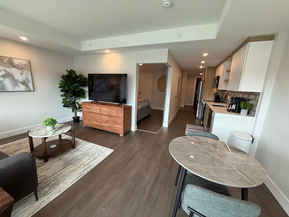 Modern & spotless 1 BR downtown with 6 appliances