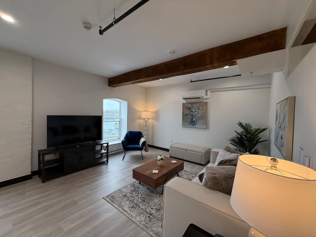 Huge 1 BR Downtown with Parking and 6 appliances
