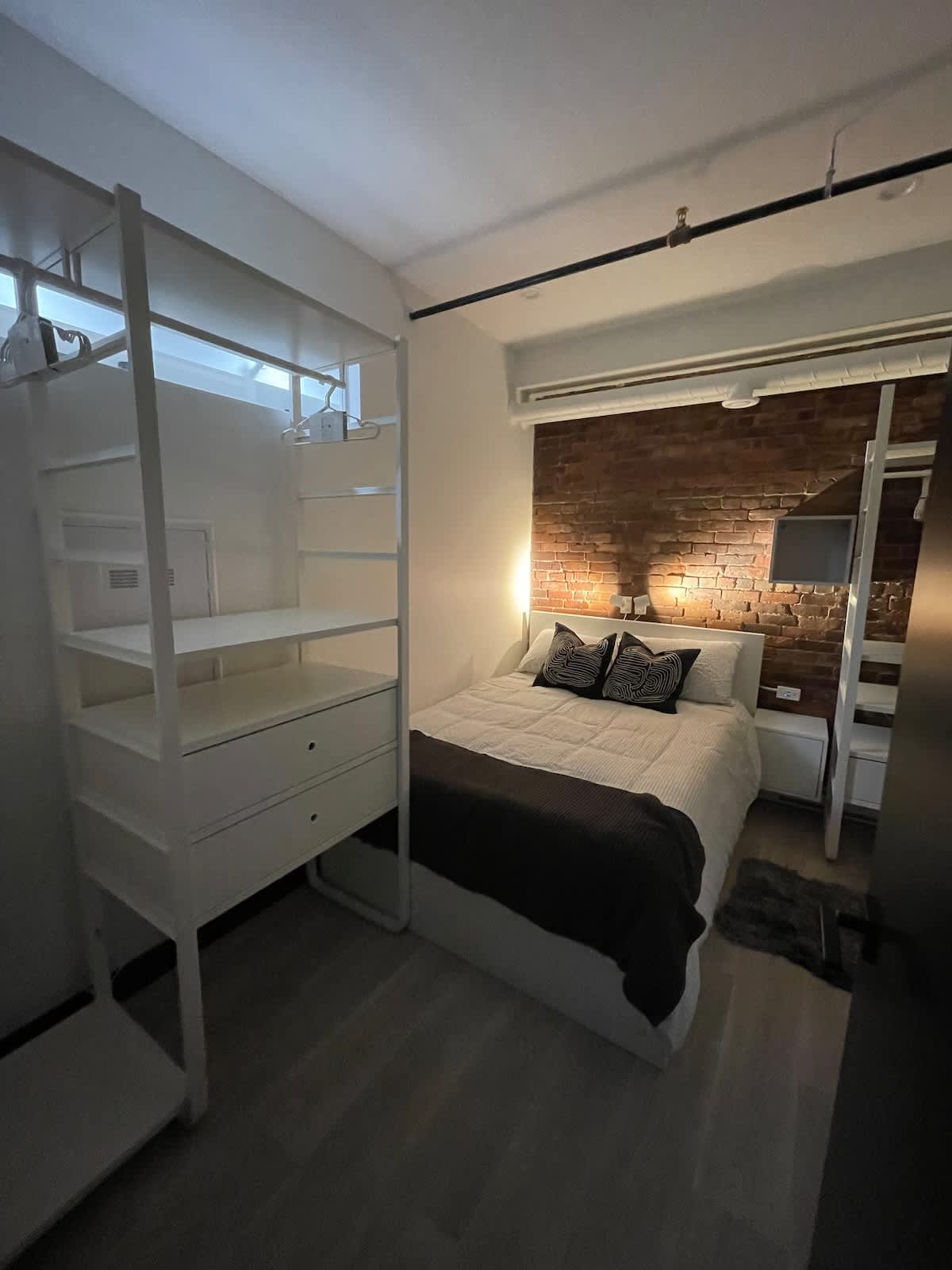 Loft, bright & spotless 1 BR with 6 appliances