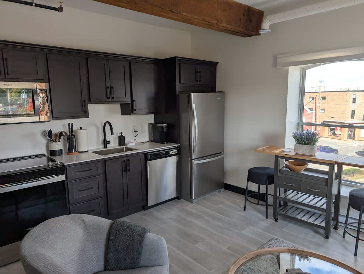 Loft, bright & spotless 1 BR with 6 appliances
