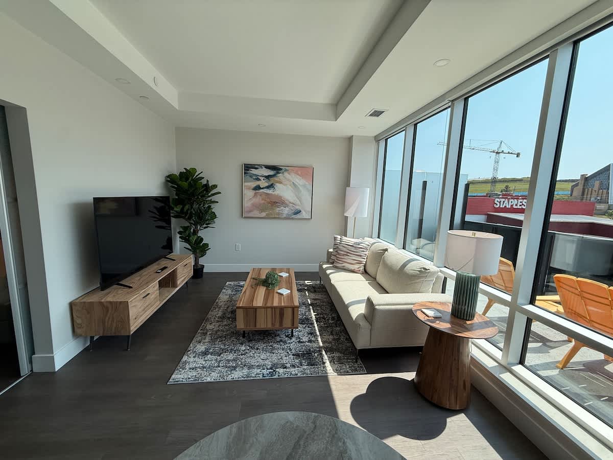Downtown, Bright & Vibrant 1 BR with huge patio