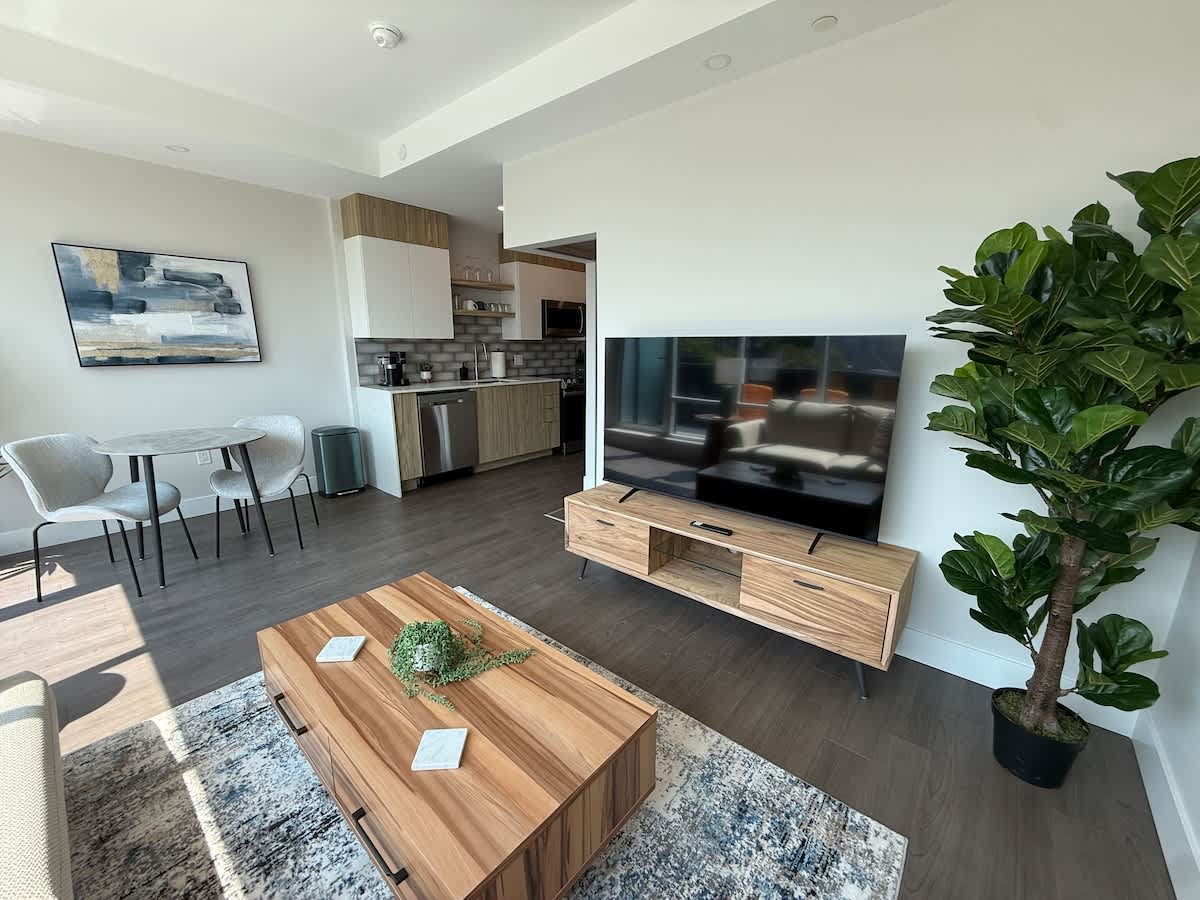 Downtown, Bright & Vibrant 1 BR with huge patio