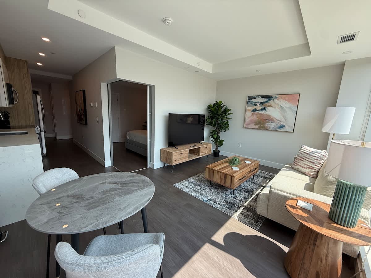 Downtown, Bright & Vibrant 1 BR with huge patio