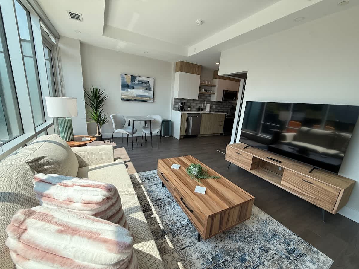 Downtown, Bright & Vibrant 1 BR with huge patio