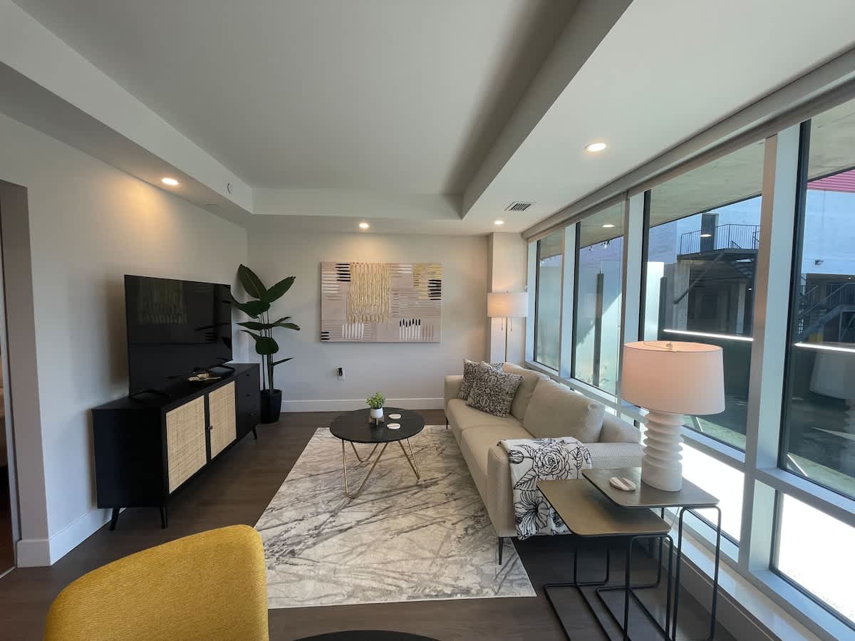 Downtown, bright & cozy 1 BR with 6 appliances