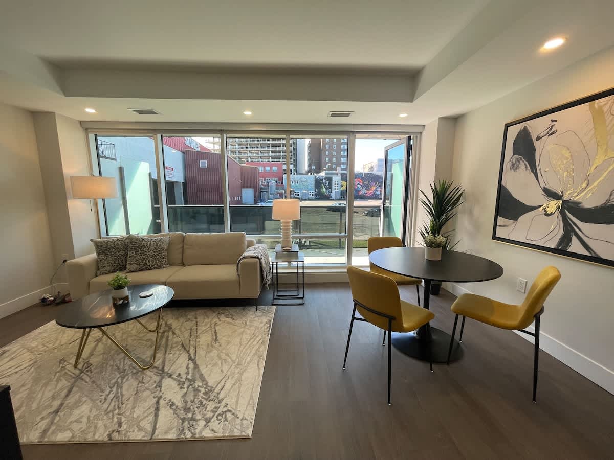 Downtown, bright & cozy 1 BR with 6 appliances