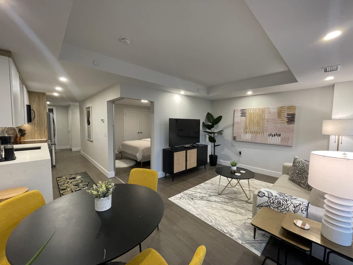 Downtown, bright & cozy 1 BR with 6 appliances