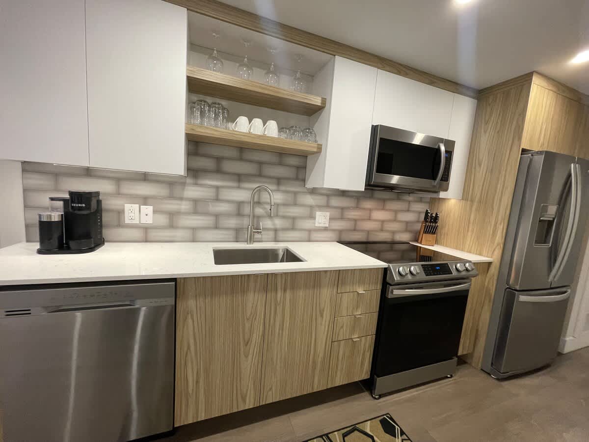 Downtown, bright & cozy 1 BR with 6 appliances