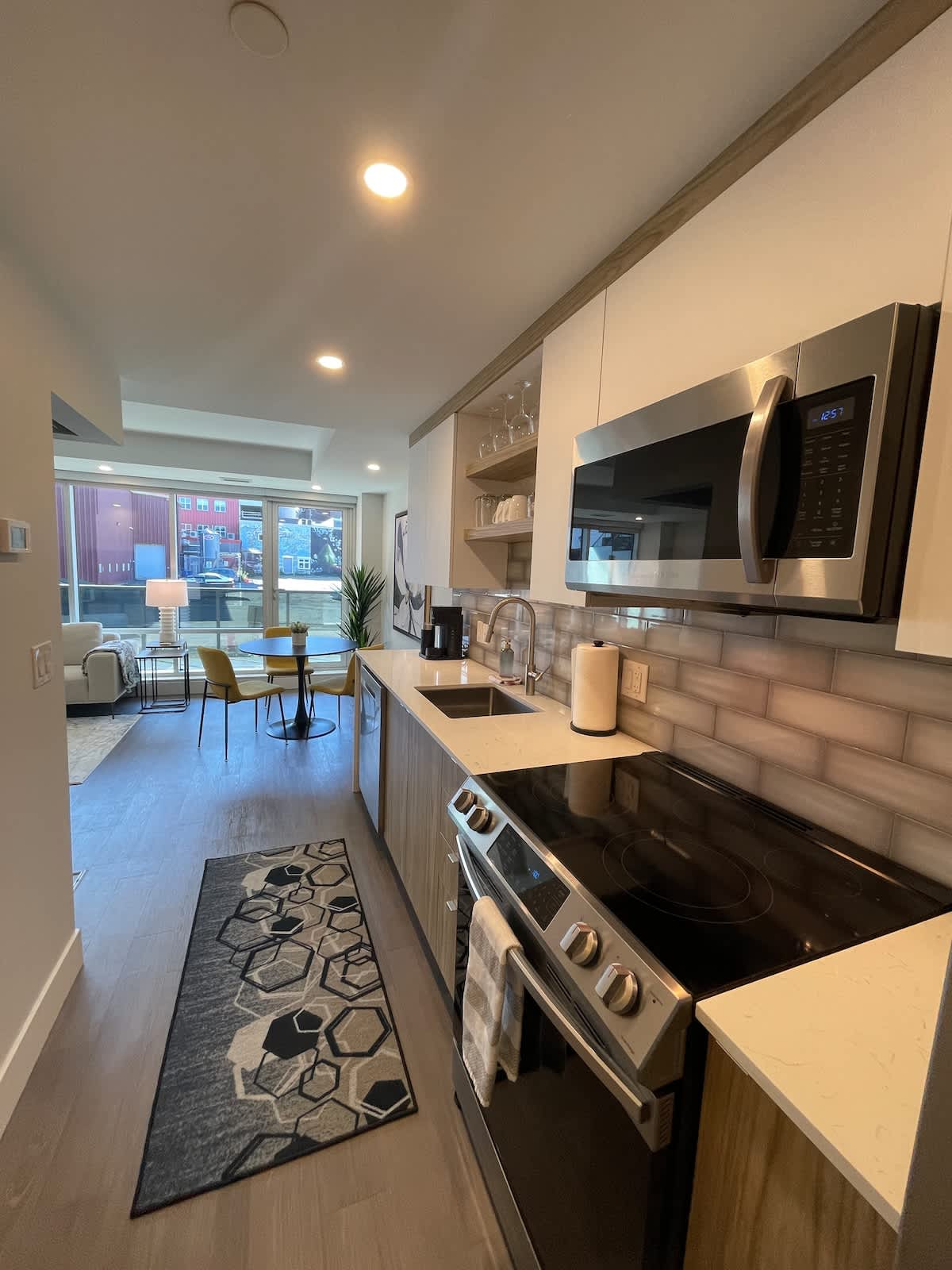 Downtown, bright & cozy 1 BR with 6 appliances