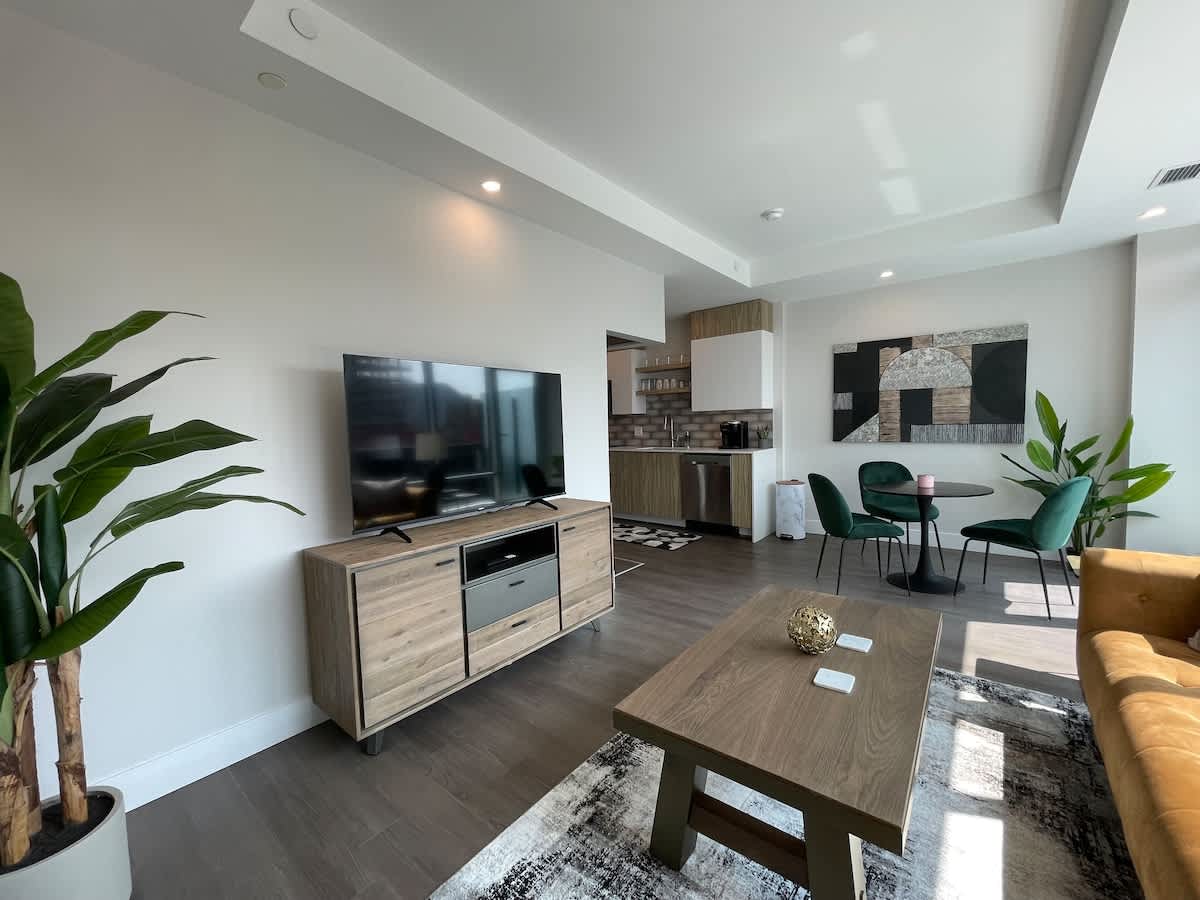 Bright 1 BR with patio and 6 app