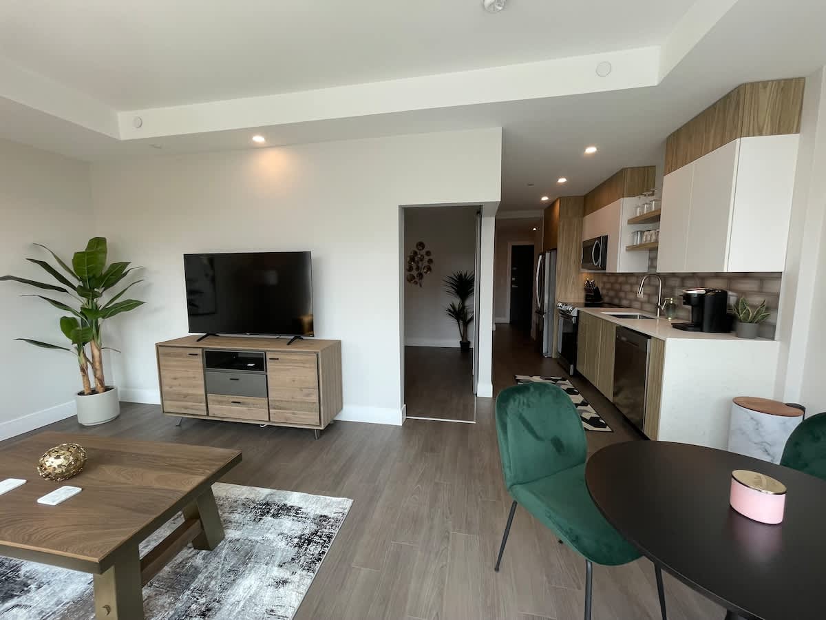 Bright 1 BR with patio and 6 app