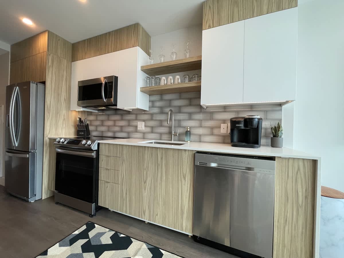 Bright 1 BR with patio and 6 app