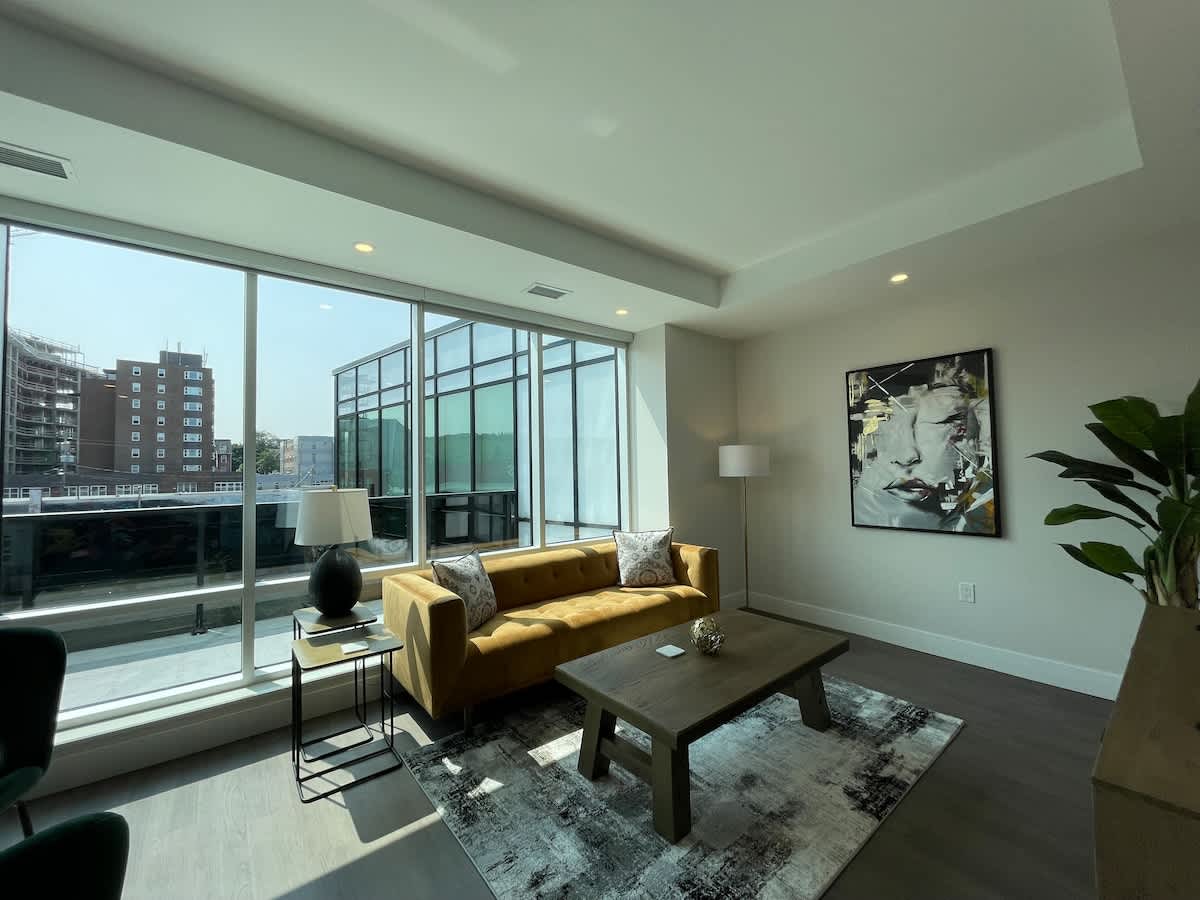 Bright 1 BR with patio and 6 app