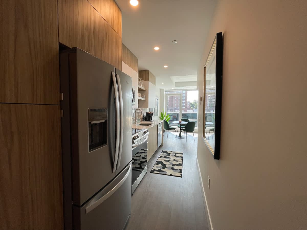 Bright 1 BR with patio and 6 app